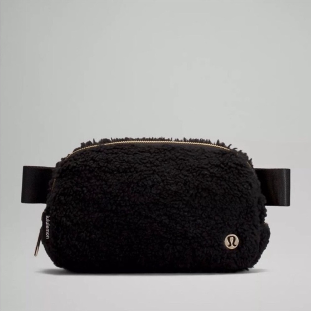 Lululemon everywhere fleece belt bag black 1L lightly used